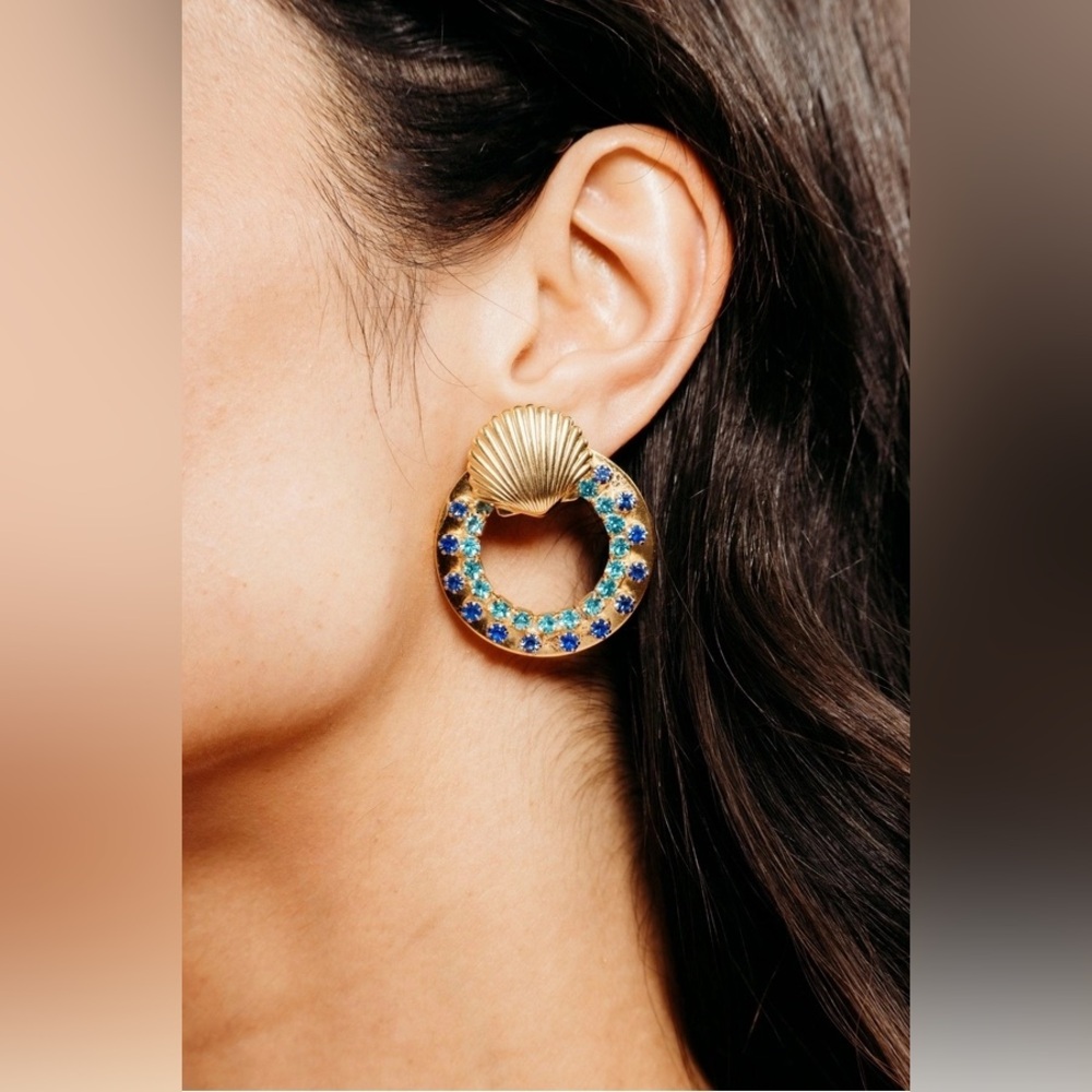 $165 MSRP| NWB Elizabeth Cole 24pt Gold Plate Seashell + Blue Crystals Earrings
